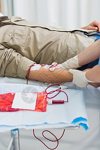 输血血袋男性病人旁边的血袋背景