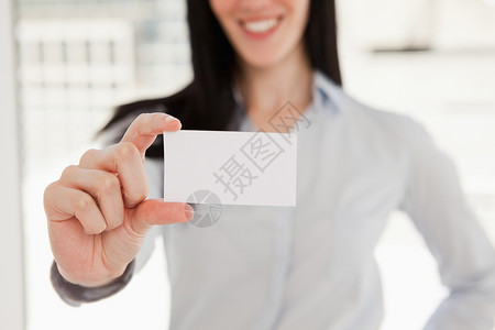 下卡成功素材由女性持有的近身名片卡背景