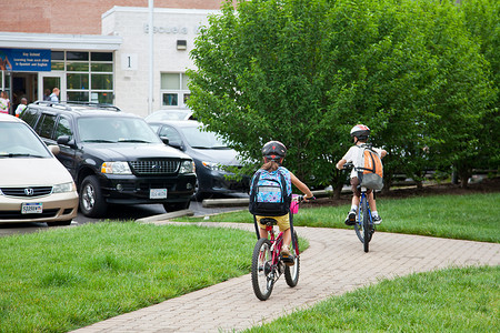 儿童骑车到学校教育蓝色安全运输小学娱乐男性陆运粉色家庭背景图片
