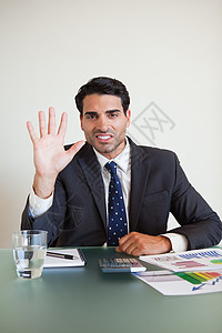 一名商务人士手举手的肖像高清图片