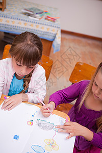 女学生绘画的肖像女孩写作孩子家庭作业教育桌子童年班级两个人幸福铅笔高清图片素材