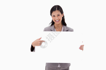 微笑的女商务人士指着空白签名板背景图片
