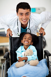 由医生照顾的年幼儿童考试儿科病人医师男人保健男生护士喜悦微笑医院高清图片素材