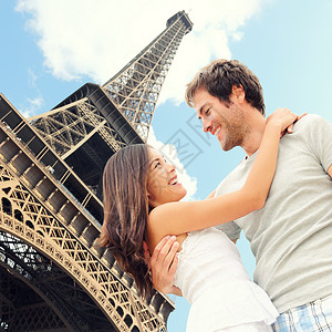 巴黎埃菲尔塔浪漫情侣旅行者高清图片素材