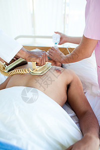 一名医生在病人身上用除颤器进行心肺复苏术死亡高清图片素材