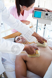一个医生用除颤器 恢复病人的活力手高清图片素材