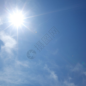 蓝天空中的太阳气候蓝色空气星星射线晴天环境阳光季节臭氧多云的高清图片素材
