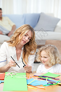 妇女及其女儿的剪纸训练讲师幼儿园护士模具育儿母亲教养团体游戏室老师高清图片素材