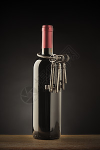 酒瓶木头钥匙桌子玻璃背景图片