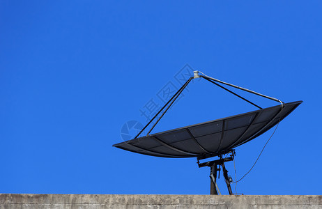 卫星在屋顶上使用蓝天家高清图片素材