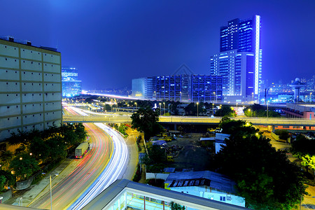 夜间在城市的高速公路上办公室生活建筑旅行景观市中心商业街道蓝色交通塔高清图片素材