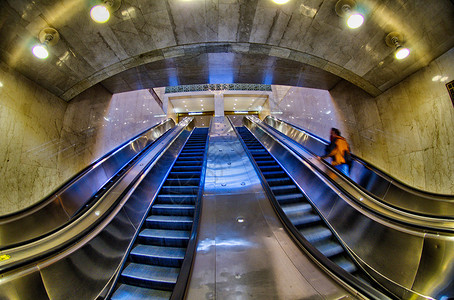 纽约中央大区电车站街道商务小时运动自动扶梯人士城市手提箱场景公文包背景图片