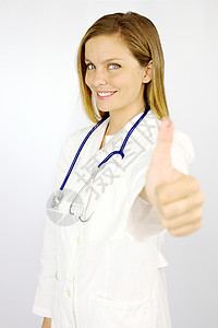 迷人的微笑着笑容的女医生大拇指高清图片素材
