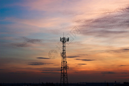 卫星电话播送日落时带平抛物线的现代电池和天线天线高清图片