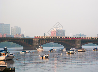 朗费罗桥波士顿长fellow桥和红线地铁阴霾交通运输日出景观通勤者天际城市列车背景
