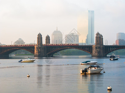 朗费罗桥波士顿长fellow桥和红线通勤者景观地标薄雾天际日出地铁过境民众城市背景