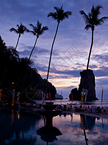 日落时吃晚饭奢华天空热带家具玻璃海滩派对桌布支撑饮料晚上高清图片素材