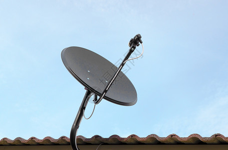 屋顶上的卫星天线车站互联网蓝色雷达渠道电缆天空网络照片转播技术高清图片素材
