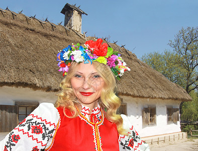 穿着国服的美丽的乌克兰女孩在农村休斯附近文化高清图片素材
