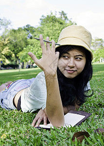 在户外学习的亚洲大学生女性高清图片素材