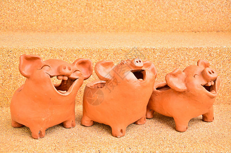 猪笑三只猪雕像笑成人团体猪肉硬币黏土经济储蓄农场动物生物背景