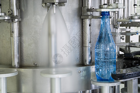 水瓶生产机械机输送带工厂植物液体塑料矿物制造业工业瓶子饮料自动化高清图片素材