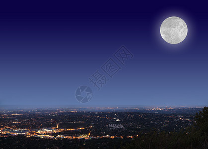 约翰内斯堡夜间城市风景 蓝黑天空上有亮月亮背景图片