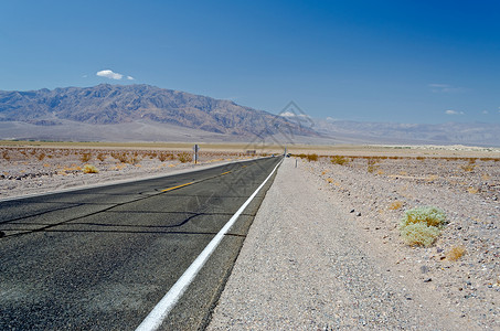偏僻道路沙丘日落沥青全球太阳沙漠天空蓝色风景驾驶非洲高清图片素材