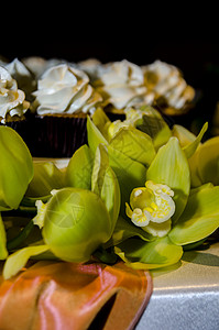 兰花和纸杯蛋糕背景图片