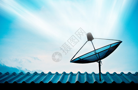 屋顶上有天空的卫星天盘车站海浪电波电缆播送雷达蓝色视频技术金属电视转播高清图片素材