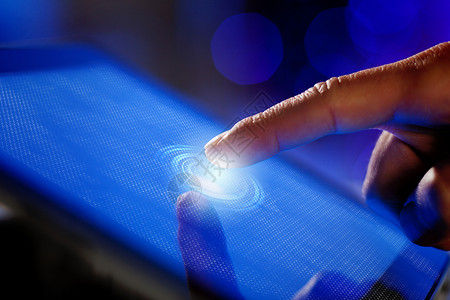 蓝色APP界面特写触摸平板电脑屏幕的手指展示监视器触摸屏图表笔记本经济工具创新蓝色按钮背景
