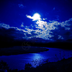 晚安好梦配图河上月光照耀背景