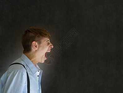 愤怒的大嘴巴男人在黑板背景上喊叫噪音人士商业领导者老师教育商务工作命令力量背景图片