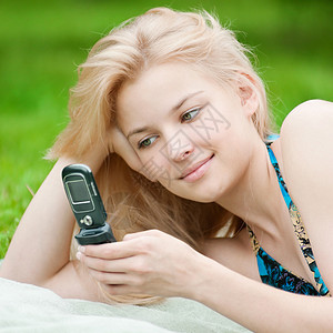 手机上女性发短信消息青少年短信女孩讲话女士乐趣学生快乐公园可爱的高清图片素材