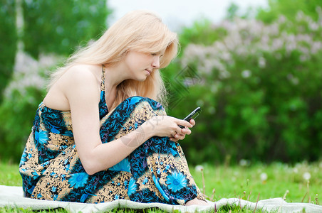 手机上女性发短信花园公园乐趣叶子短信女士快乐细胞女孩电话人们高清图片素材