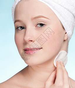 美甲基础素材使用海绵的年轻女性近亲面孔成人女士手指化妆品魅力温泉快乐身体药品毛巾背景