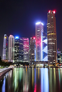 新加坡夜间地标市中心天际金融天空商业建筑学建筑天线摩天大楼背景图片