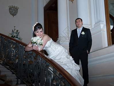 新娘和新郎楼梯领带蜜月白色男人假期庆典夫妻婚礼订婚女性高清图片素材