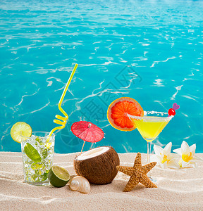 椰子饮料加勒比热带沙滩鸡尾酒装饰品果汁饮料地平线支撑花朵柠檬热带假期稻草背景