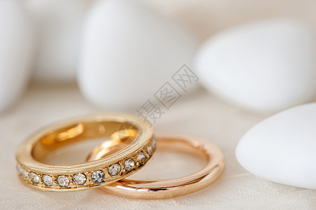 结婚金三件结婚喜好和戒指珠宝商花束热情珠宝珍珠金子情感礼物盒联盟纪念日背景