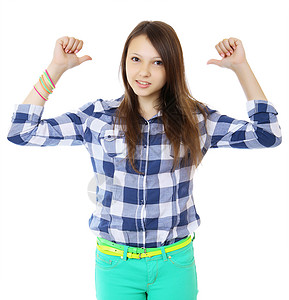 生机向荣年轻女孩用拇指指着后面 身穿格子衬衫的年轻女人背着两只手指背景