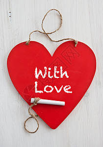 红心形粉笔板和粉笔白色婚礼黑板红色细绳背景图片