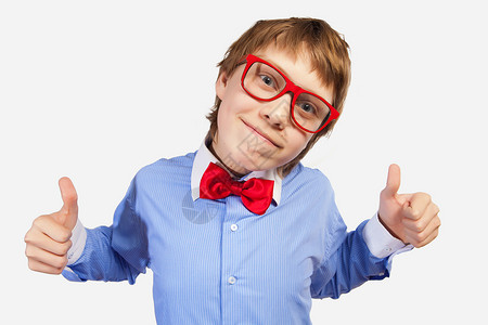 穿红眼镜的学校男孩衬衫男性微笑青少年小学生手势孩子手指童年情感美丽高清图片素材