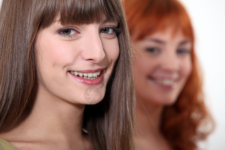 2名青年女青年背景图片