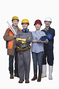 垂直而下一群建筑工人站在白色背景 微笑 肖像等下站立摄影手套团队工具影棚年轻人休闲同事女性工作服背景