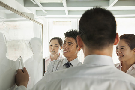 北京遇上西雅图工人在看白板上的图表时人士指导摄影写作商务女性推介会商业预测四个人背景