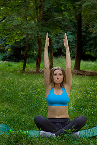 妇女每天上午参加锻炼运动装女性生活运动身体绿色体操卫生健康公园背景图片