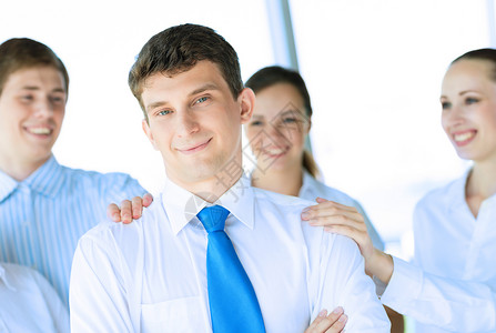 成功成功的商务人士微笑训练公司领导办公室会议问候语成就生意人伙伴握手高清图片素材