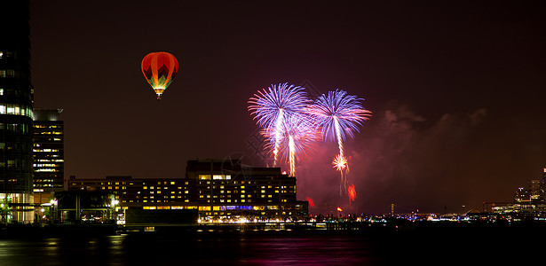 爆炸气球素材7月4日的烟火市中心庆典烟花热气空气派对城市节日建筑天际背景