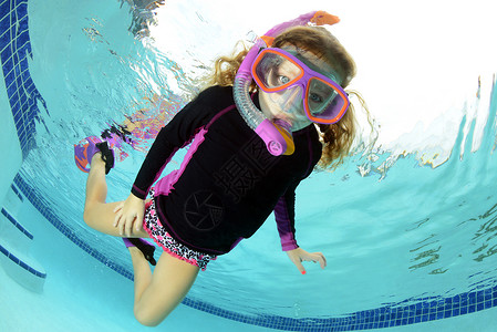在水下游泳的年轻女孩水上运动高清图片素材
